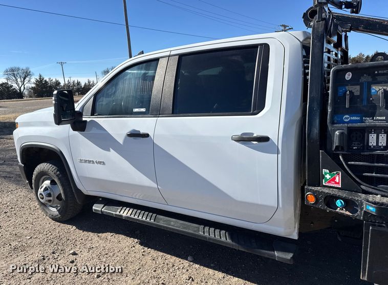 image for item FB0633 2022 Chevrolet Silverado 3500HD Crew Cab flatbed pickup truck