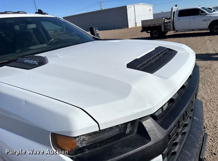 image for item FB0633 2022 Chevrolet Silverado 3500HD Crew Cab flatbed pickup truck