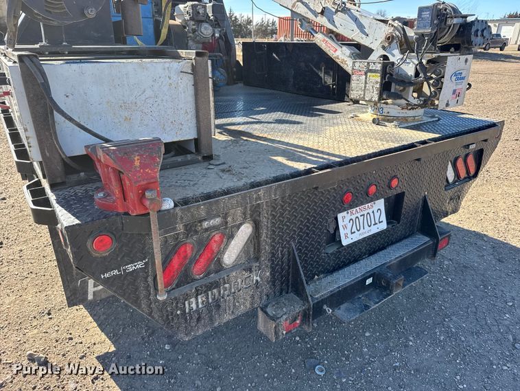 image for item FB0633 2022 Chevrolet Silverado 3500HD Crew Cab flatbed pickup truck