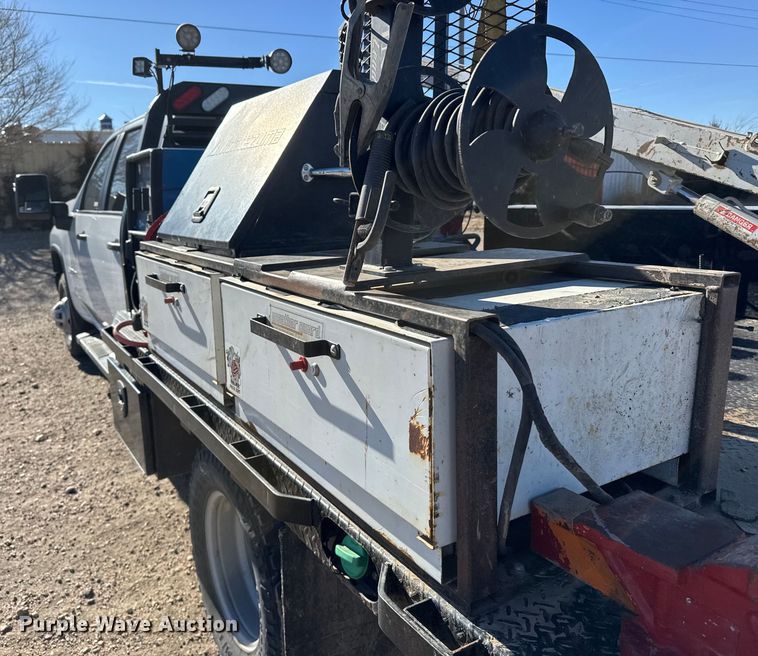 image for item FB0633 2022 Chevrolet Silverado 3500HD Crew Cab flatbed pickup truck