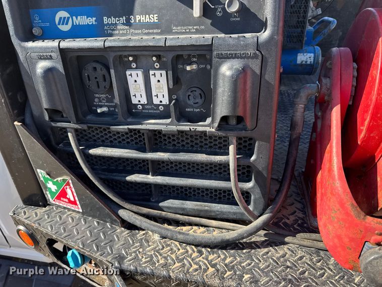 image for item FB0633 2022 Chevrolet Silverado 3500HD Crew Cab flatbed pickup truck