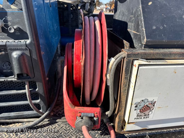 image for item FB0633 2022 Chevrolet Silverado 3500HD Crew Cab flatbed pickup truck