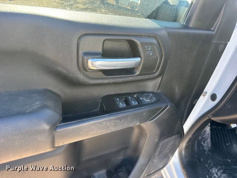 image for item FB0633 2022 Chevrolet Silverado 3500HD Crew Cab flatbed pickup truck