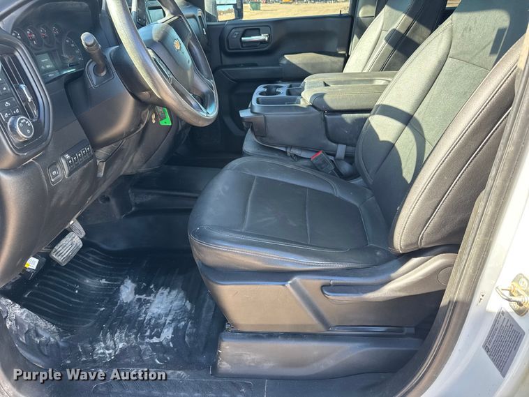 image for item FB0633 2022 Chevrolet Silverado 3500HD Crew Cab flatbed pickup truck