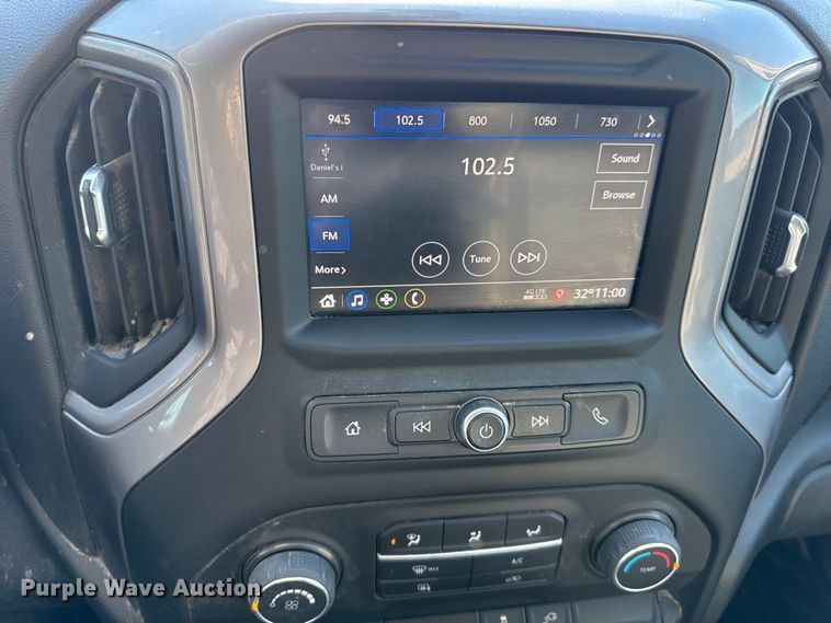 image for item FB0633 2022 Chevrolet Silverado 3500HD Crew Cab flatbed pickup truck