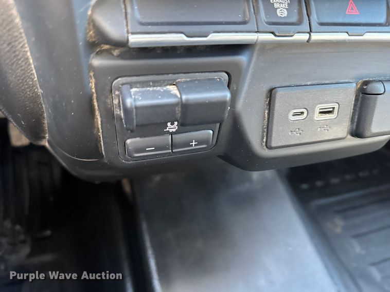 image for item FB0633 2022 Chevrolet Silverado 3500HD Crew Cab flatbed pickup truck