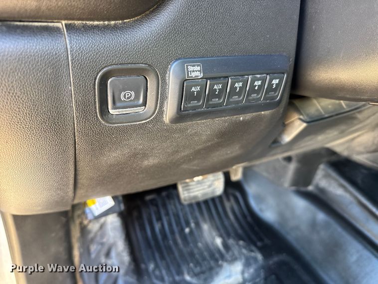 image for item FB0633 2022 Chevrolet Silverado 3500HD Crew Cab flatbed pickup truck