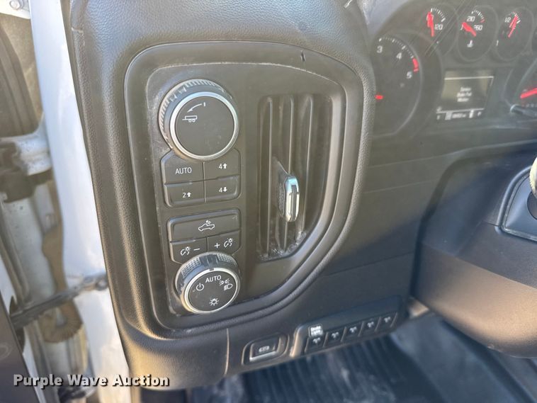 image for item FB0633 2022 Chevrolet Silverado 3500HD Crew Cab flatbed pickup truck