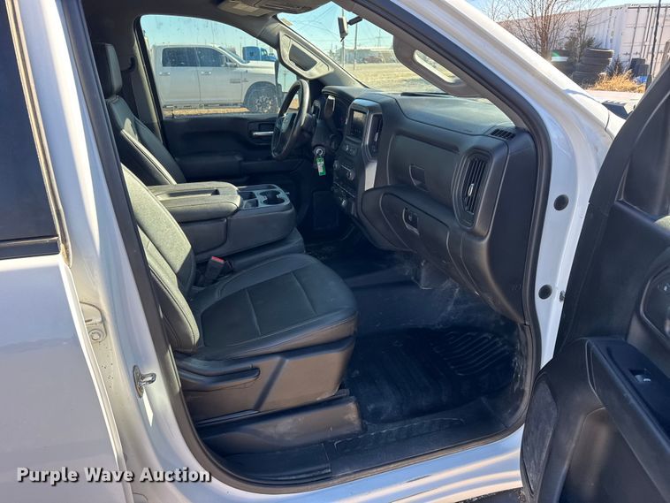 image for item FB0633 2022 Chevrolet Silverado 3500HD Crew Cab flatbed pickup truck