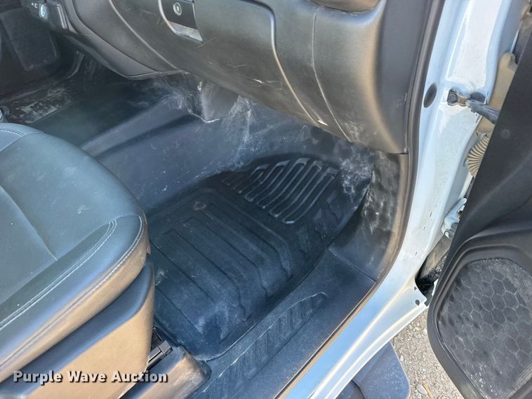 image for item FB0633 2022 Chevrolet Silverado 3500HD Crew Cab flatbed pickup truck