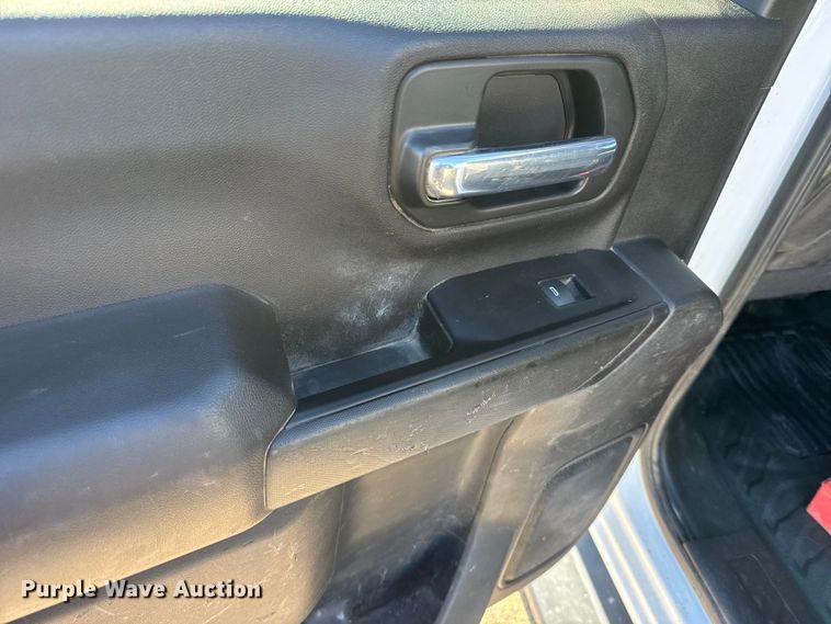 image for item FB0633 2022 Chevrolet Silverado 3500HD Crew Cab flatbed pickup truck