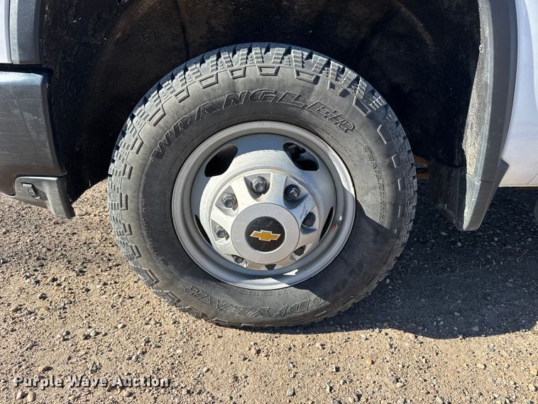 image for item FB0633 2022 Chevrolet Silverado 3500HD Crew Cab flatbed pickup truck