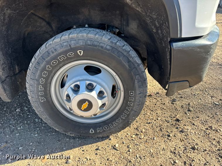 image for item FB0633 2022 Chevrolet Silverado 3500HD Crew Cab flatbed pickup truck