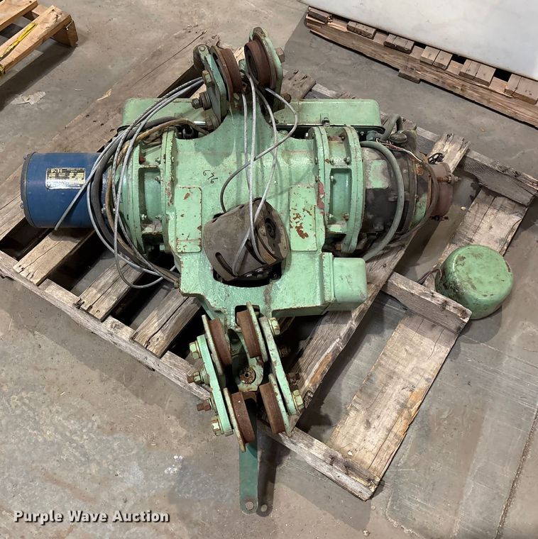 image for item FB0676 (6) chain hoists