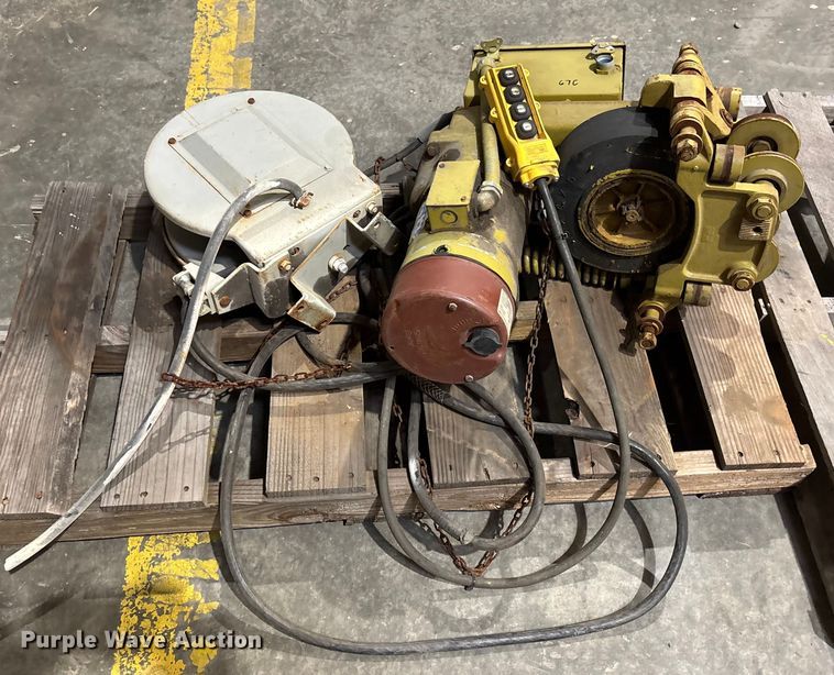 image for item FB0676 (6) chain hoists