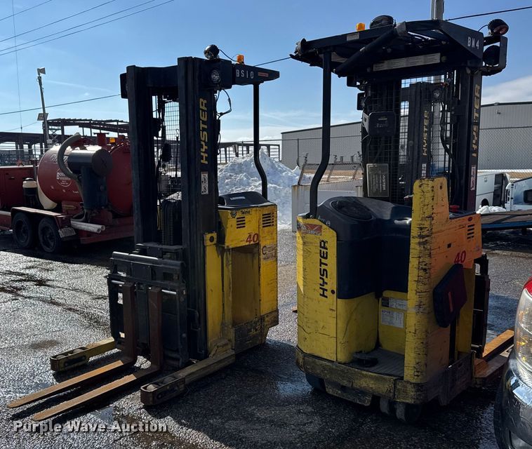 image for item FB0693 (3) Hyster 40 forklifts