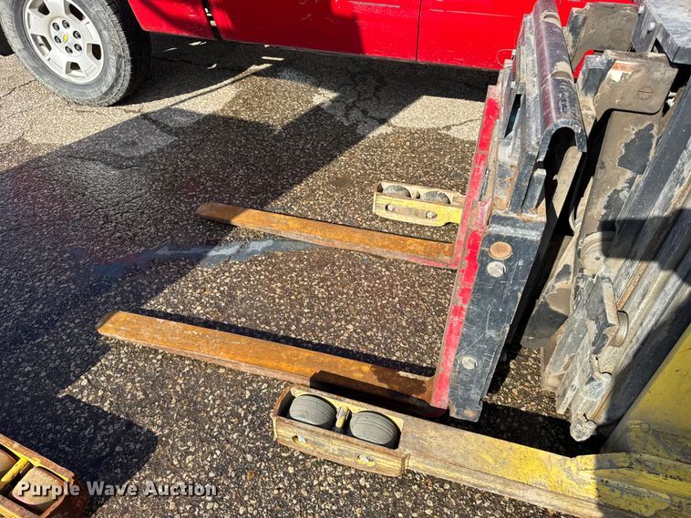 image for item FB0693 (3) Hyster 40 forklifts