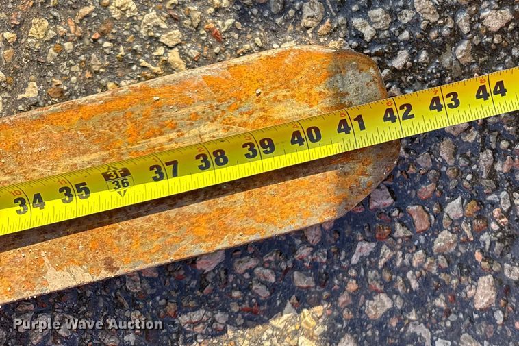 image for item FB0693 (3) Hyster 40 forklifts