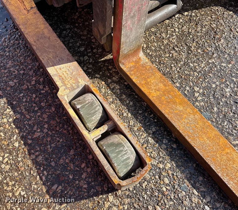 image for item FB0693 (3) Hyster 40 forklifts