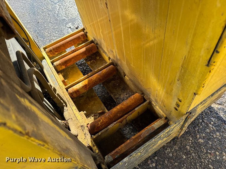 image for item FB0693 (3) Hyster 40 forklifts