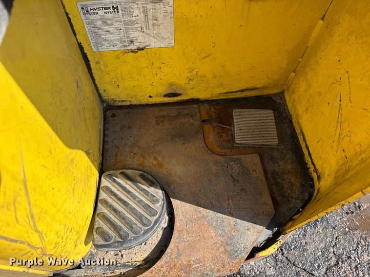 image for item FB0693 (3) Hyster 40 forklifts