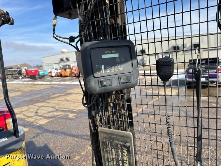 image for item FB0693 (3) Hyster 40 forklifts