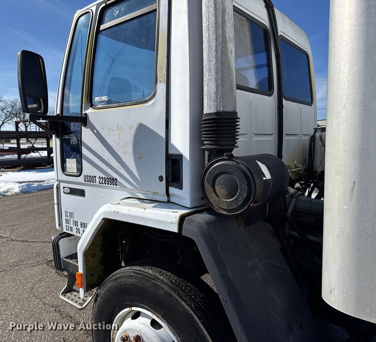 image for item FB0700 1989 Ford CF7000 box truck