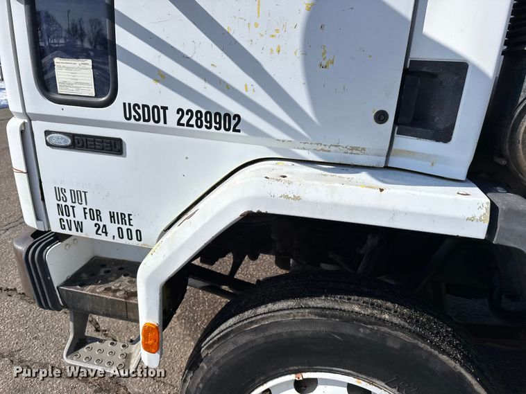 image for item FB0700 1989 Ford CF7000 box truck