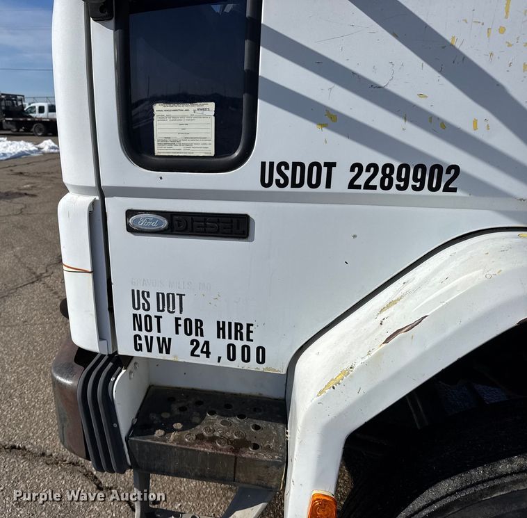 image for item FB0700 1989 Ford CF7000 box truck