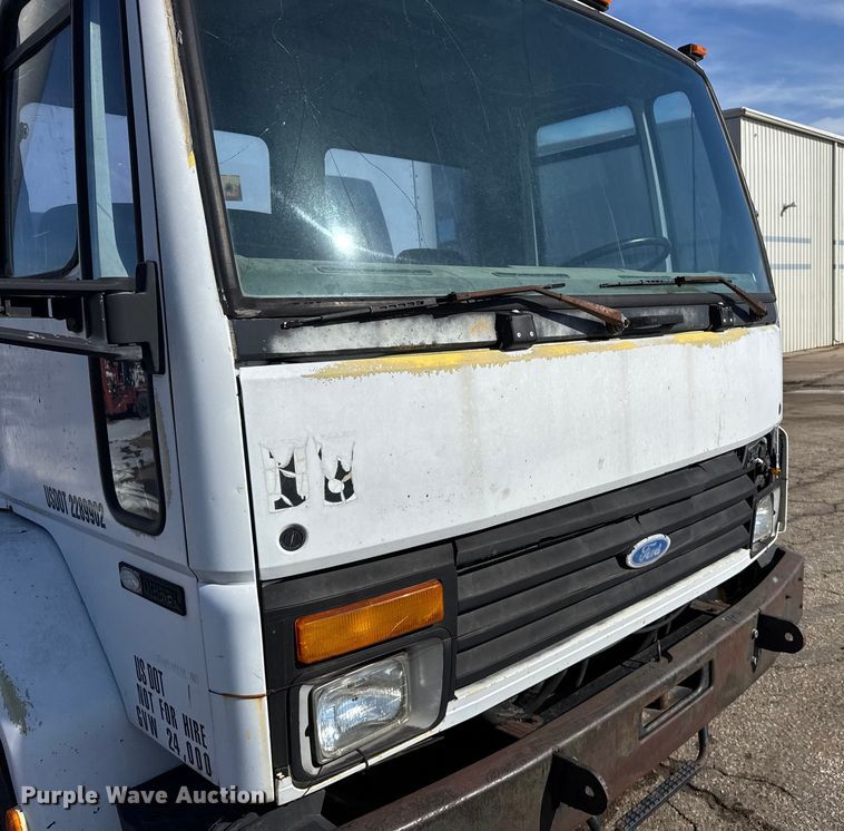 image for item FB0700 1989 Ford CF7000 box truck