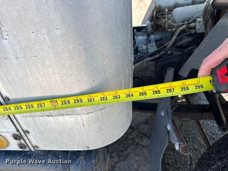 image for item FB0700 1989 Ford CF7000 box truck