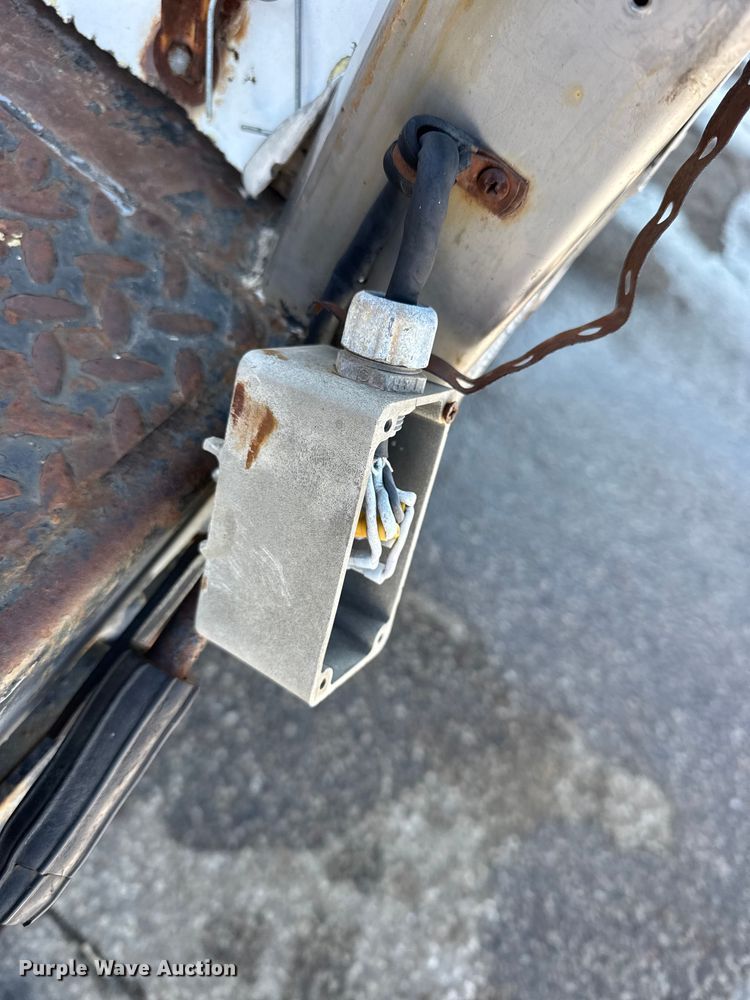 image for item FB0700 1989 Ford CF7000 box truck