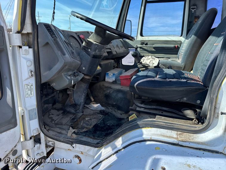 image for item FB0700 1989 Ford CF7000 box truck