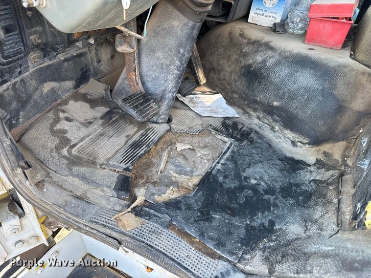 image for item FB0700 1989 Ford CF7000 box truck