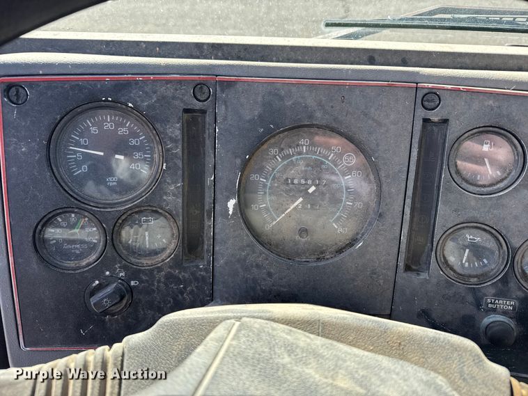 image for item FB0700 1989 Ford CF7000 box truck