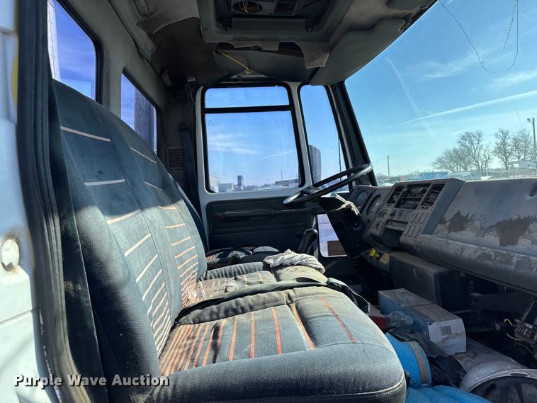 image for item FB0700 1989 Ford CF7000 box truck