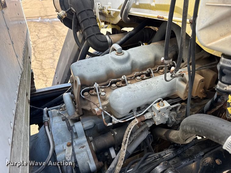 image for item FB0700 1989 Ford CF7000 box truck