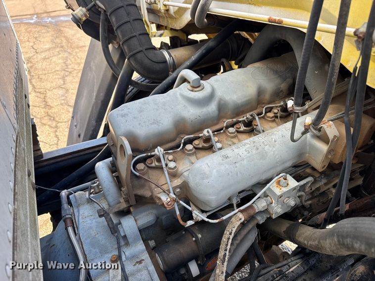 image for item FB0700 1989 Ford CF7000 box truck