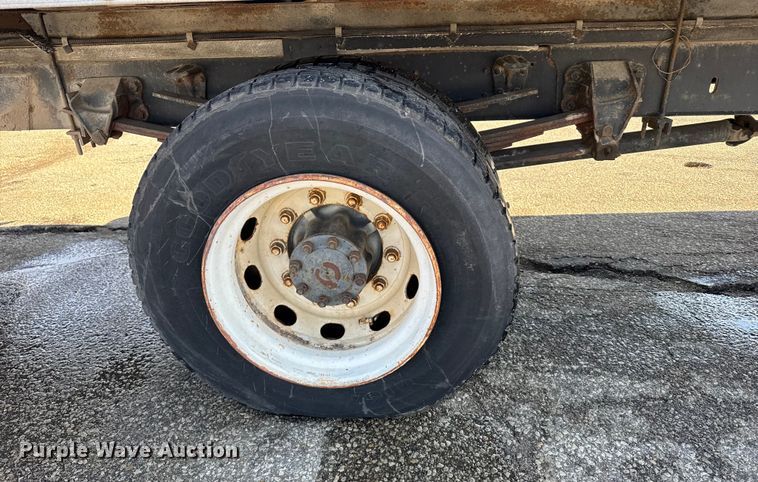 image for item FB0700 1989 Ford CF7000 box truck