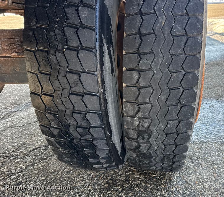 image for item FB0700 1989 Ford CF7000 box truck