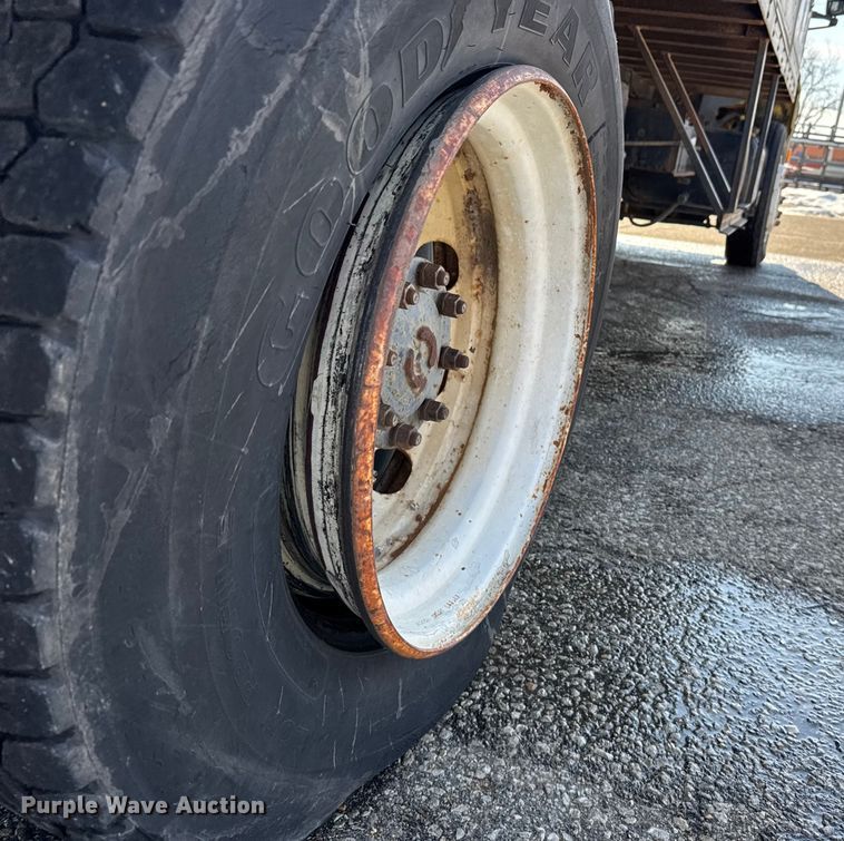 image for item FB0700 1989 Ford CF7000 box truck