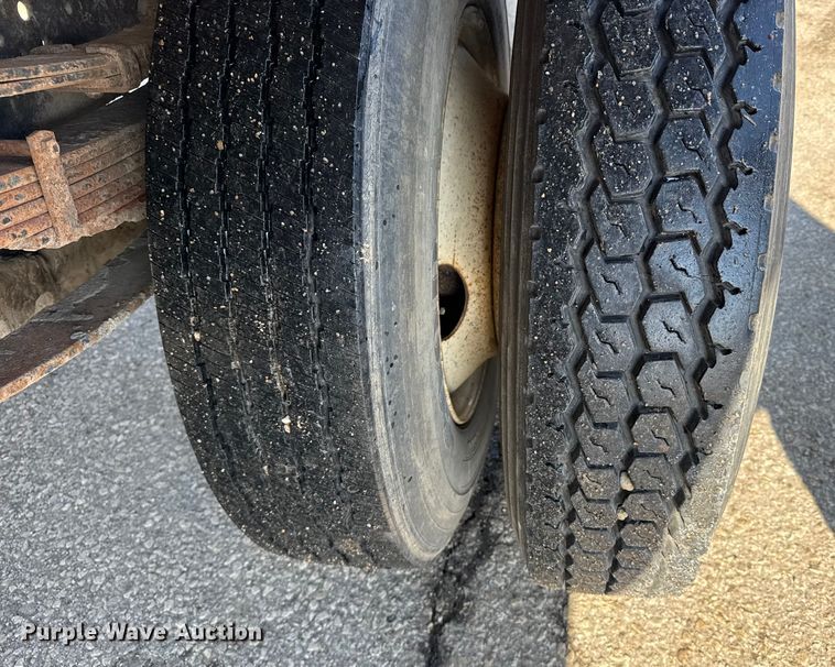 image for item FB0701 1995 International 4700 dump truck