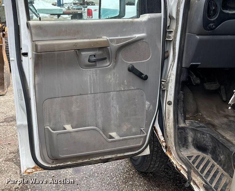 image for item FB0707 2002 Ford E350 box truck