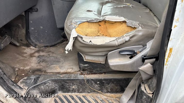 image for item FB0707 2002 Ford E350 box truck