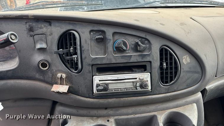 image for item FB0707 2002 Ford E350 box truck