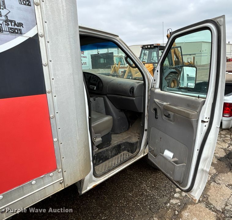 image for item FB0707 2002 Ford E350 box truck