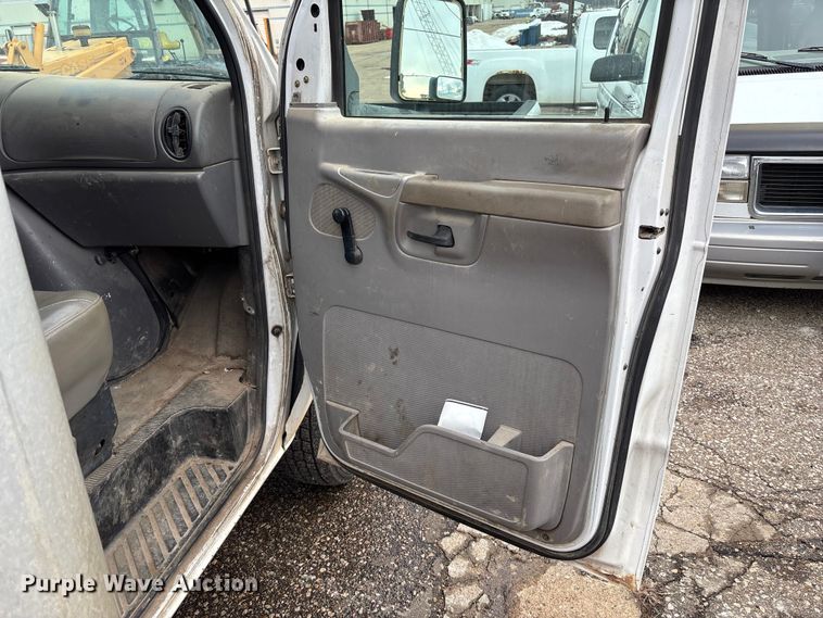 image for item FB0707 2002 Ford E350 box truck