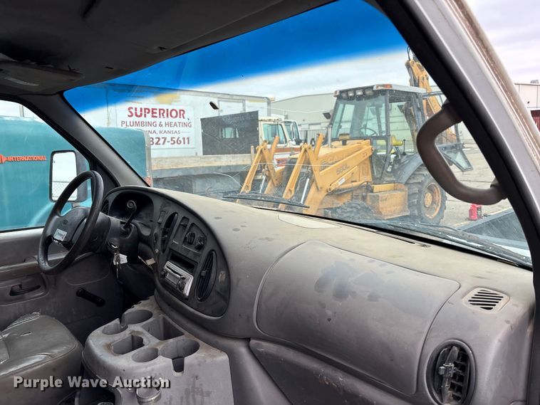 image for item FB0707 2002 Ford E350 box truck