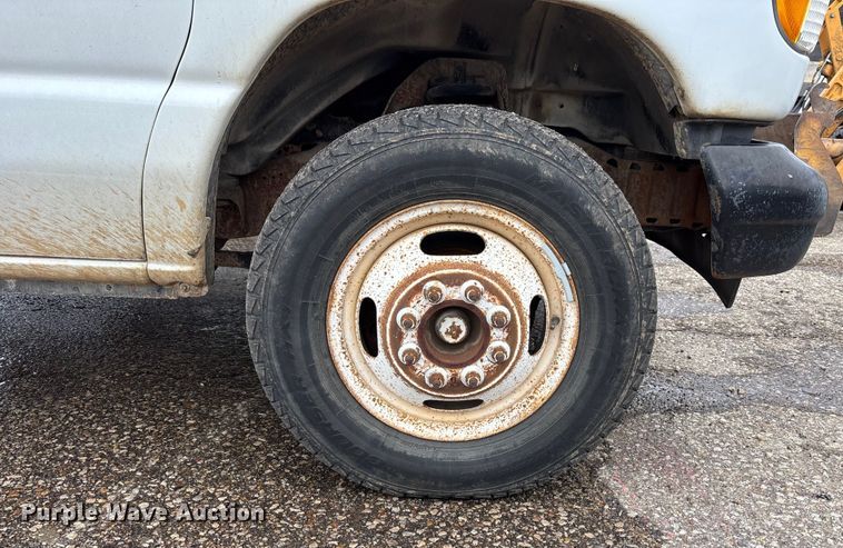 image for item FB0707 2002 Ford E350 box truck