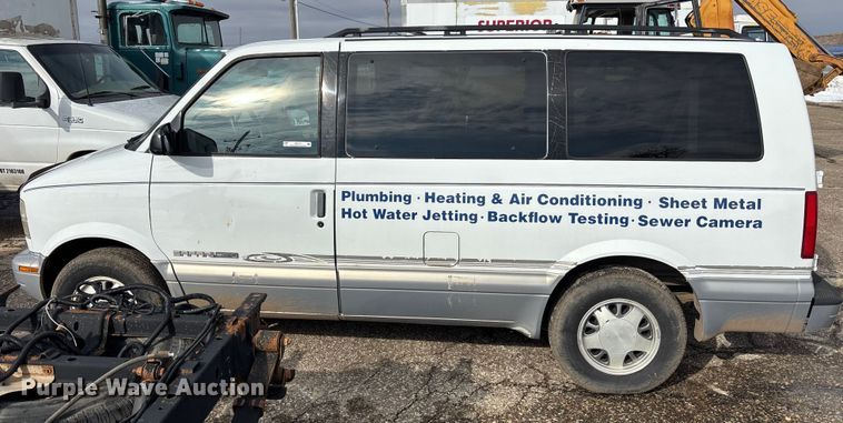 image for item FB0710 2000 GMC Safari van